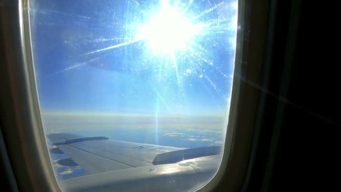 飞行过程中飞机机翼和窗户中的阳光