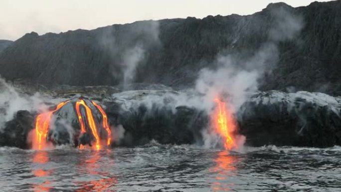 熔岩海洋流动的熔岩到达夏威夷大岛的海洋。从美国夏威夷火山国家公园附近的基拉韦厄火山流出的水中看到的熔