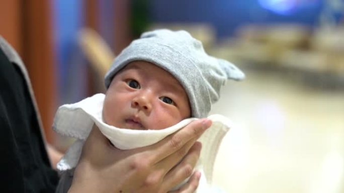 亚洲妈妈喂奶后打初生婴儿