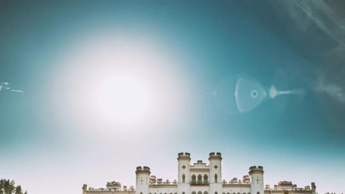 白俄罗斯科萨瓦。夏天的阳光照耀在科萨瓦城堡之上。这是一座哥特复兴风格的城堡宫殿。普斯洛夫斯基宫殿城堡