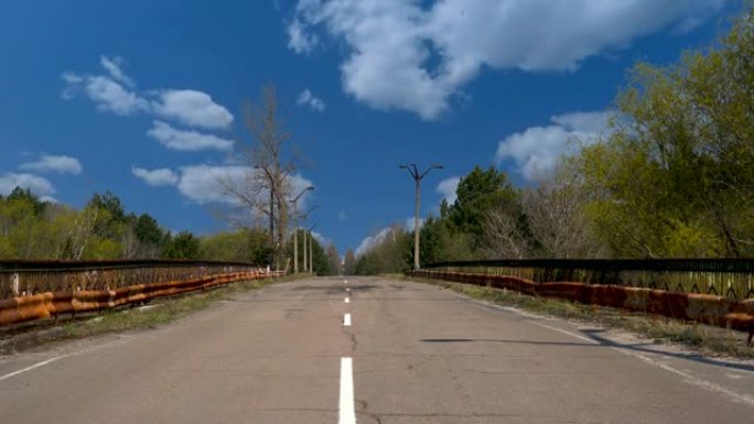 时间流逝。普里皮亚季市附近的一座放射性很强的公路桥。切尔诺贝利禁区辐射污染场地
