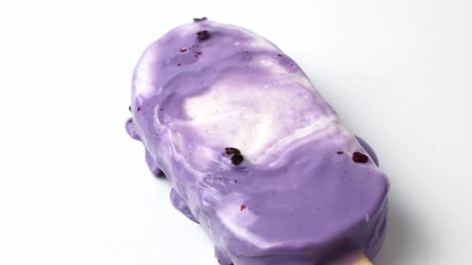 薰衣草紫色冷冰淇淋融化在白色背景上。4k冰淇淋视频。