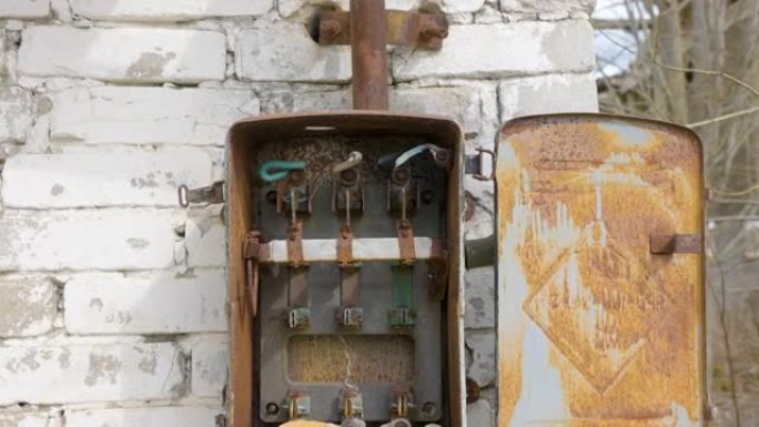 爱沙尼亚生锈的旧电箱柜