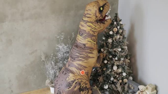 巨大的充气恐龙在新年时间装饰圣诞树