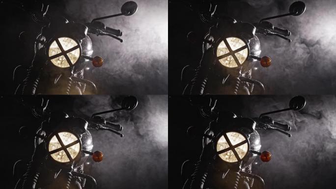 黑色复古风格的摩托车扰频器在雾中夜晚的轮廓。冒险，机动车辆，定制摩托车概念。阴霾背景的黑夜。