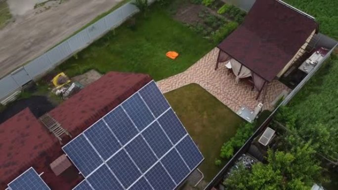 房子屋顶上的太阳能电池板动画。