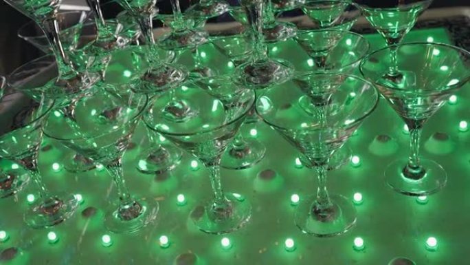 眼镜陈列在美丽的香槟塔中。冷绿灯