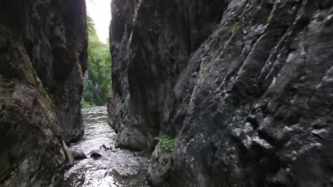 极限运动峡谷河空中无人机