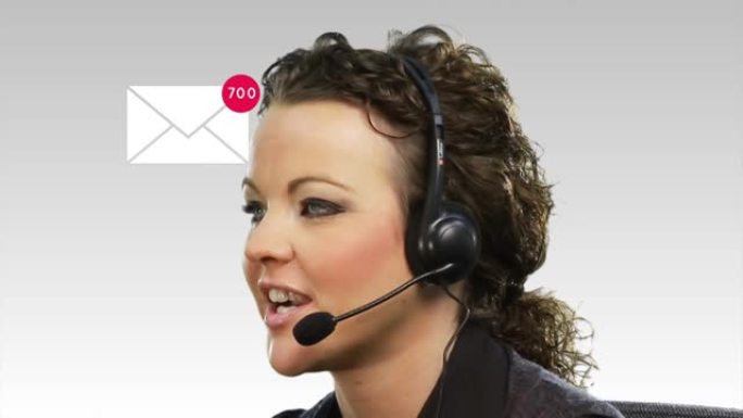 戴着耳机的女商人身上带有数字的信封动画