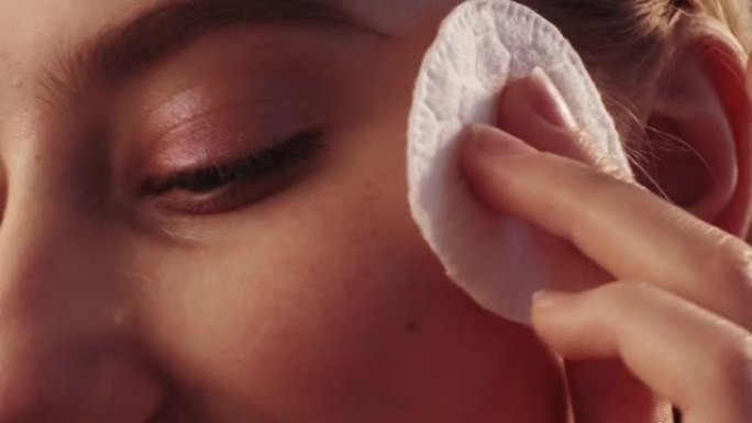 女性面部护理透明皮肤美容水疗