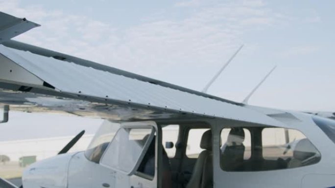 年轻的成年女性飞行员在小型单引擎飞机上缩回福勒襟翼