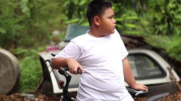 年轻的亚洲人骑着健康的自行车锻炼身体。在假期里