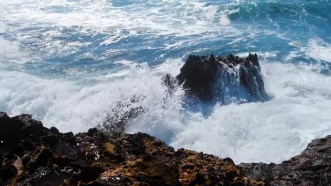 极端的波浪压碎海岸，巨大的海洋美丽的波浪，巨大的波浪冲破危险的岩石