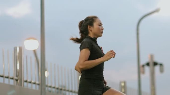 恢复亚洲女子跳跃伸展肌肉开始体育锻炼或在城市慢跑-股票视频