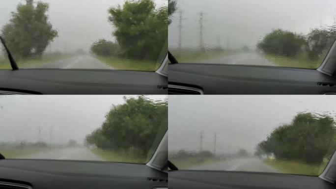 强风暴带闪电，汽车在道路上低速行驶，雨刷以慢动作清除挡风玻璃上的雨水