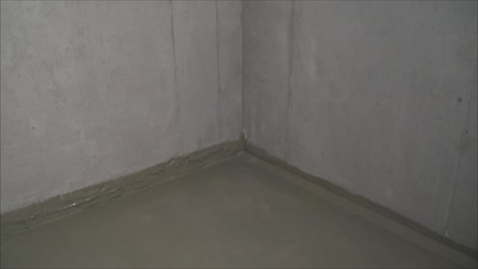 平整前对地板进行防水处理。混凝土地板修整前的底漆。房子里的修理。复制空间