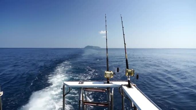 海景，在太平洋上用快艇钓鱼钓金枪鱼。蓝天和碧水。野生动物岛。孤立的海洋背景。