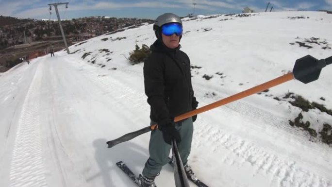 快乐滑雪者使用丁字杆滑雪阻力升降机
