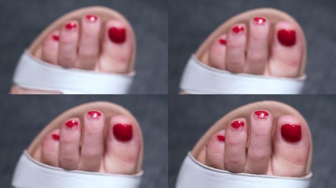 蓬头垢面的女性脚指甲，带有丑陋，旧，红色的指甲油