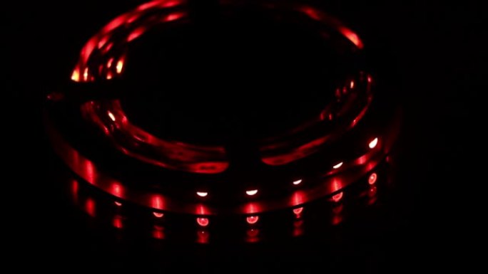 红色发光二极管灯带发光，用于家居装饰