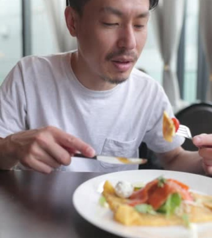 日本男子在餐厅吃盖莱特