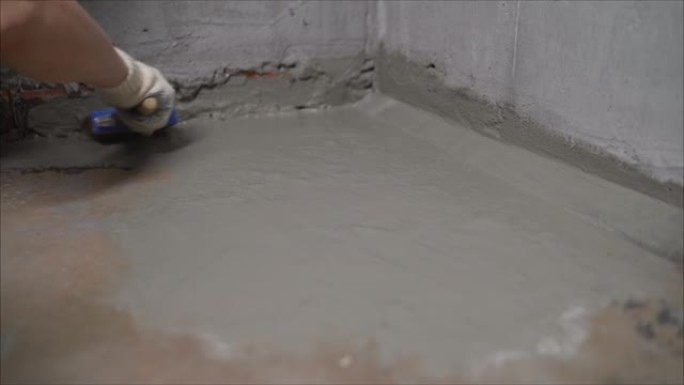 防水涂料。用水泥-聚合物防水膜覆盖混凝土墙。工人用刷子防水