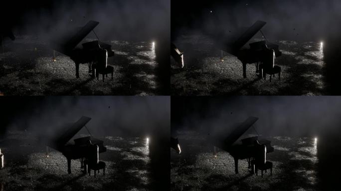 下着倾盆大雨的人在弹钢琴
