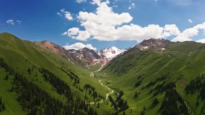 那拉提草原的山景。