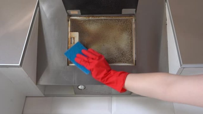 女人在厨房上用蓝色超细纤维布清洁脏灰尘