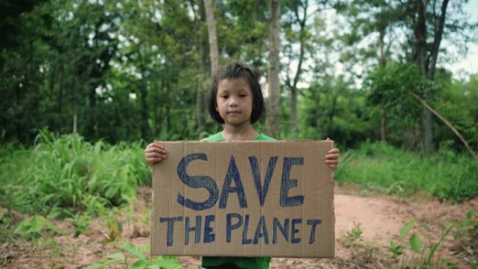 举着标语 “拯救地球” 的孩子