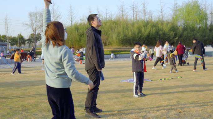 公园放风筝 开心奔跑的孩子 周末娱乐休闲