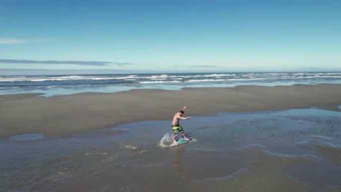 无人机跟随男子学习在华盛顿州的Seabrook海滩上脱脂