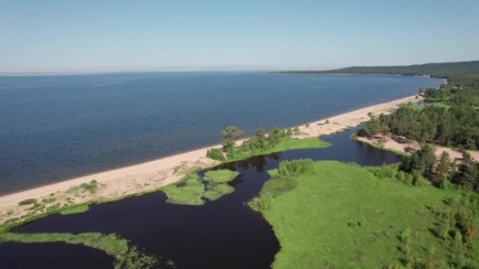贝加尔湖的夏季图像是位于俄罗斯西伯利亚南部的裂谷湖，从祖母湾附近的悬崖上可以看到贝加尔湖的夏季景观。