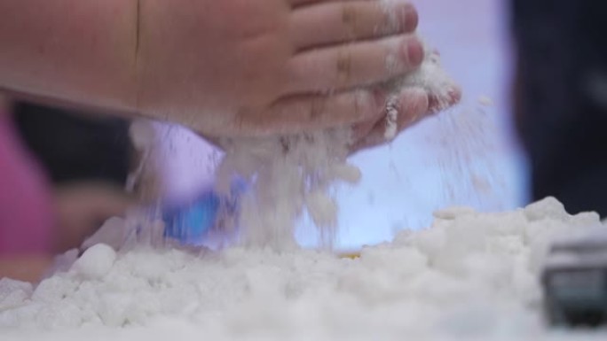 孩子用手玩喜玛拉雅盐，接受盐疗法