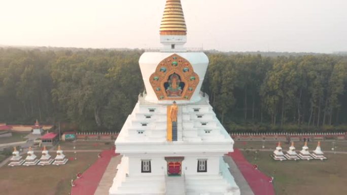 印度北阿坎德邦瑞诗凯诗附近一座佛教寺庙的鸟瞰图。