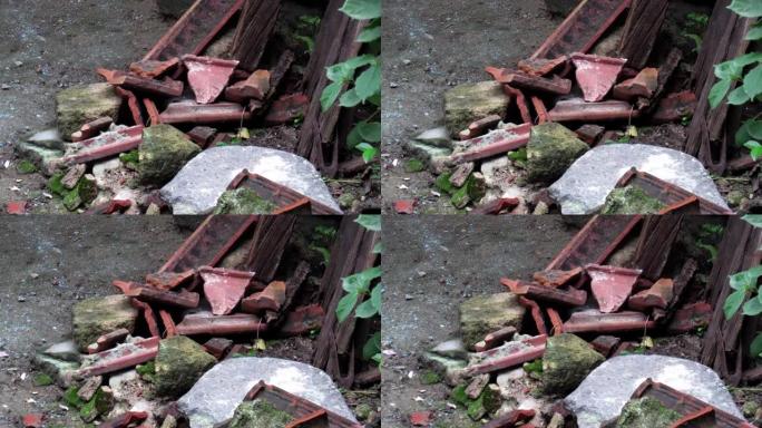 地上躺着的垃圾。地面上破碎的兵马俑瓦或兵马俑屋顶的照片。