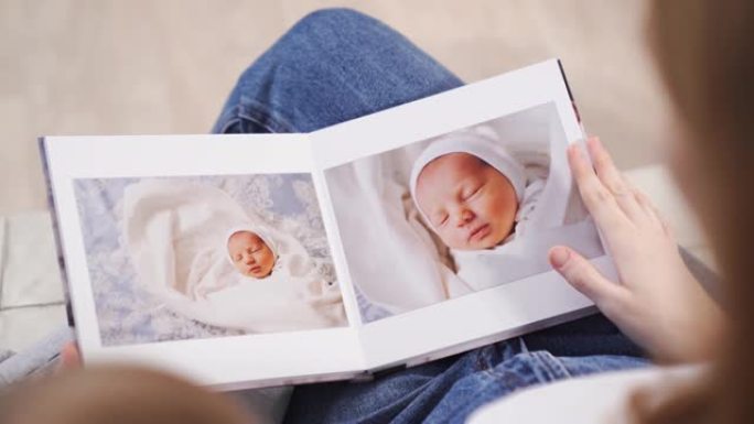 顶视图。母女观看新生婴儿出院的写真集