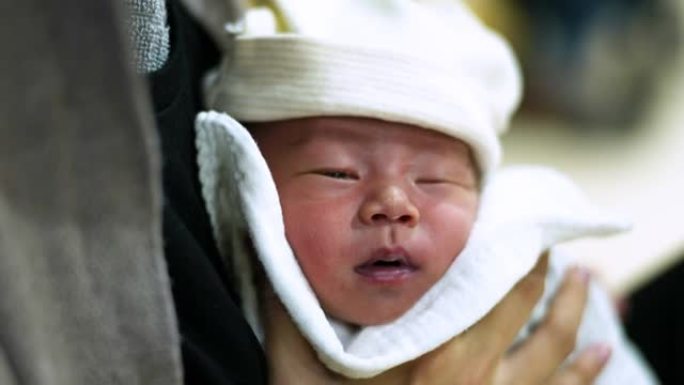 亚洲妈妈喂奶后打初生婴儿