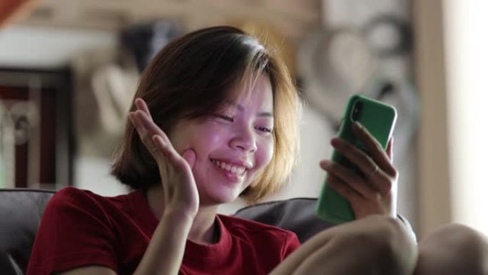 年轻的亚洲女性视频通话与孩子们看起来有趣和快乐