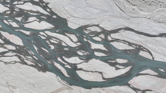 新疆塔里木盆地沙漠中的河流