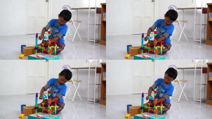 泰国男孩在客厅玩玩具。
