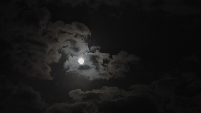 气氛有些恐怖的穿云的月亮