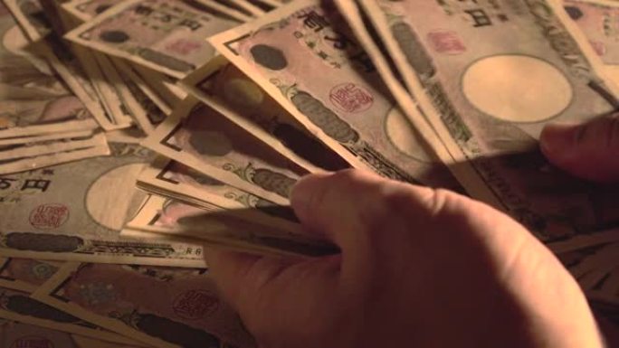 在后台用10,000日元钞票计数现金