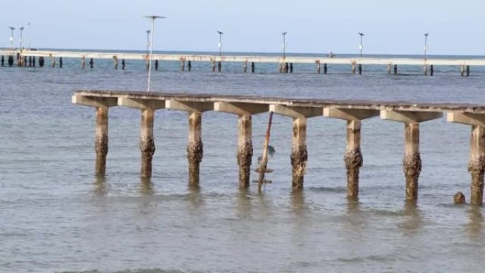 海边的木桥