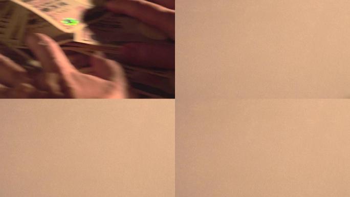 用双手将桌子上的10,000日元钞票拉出屏幕。