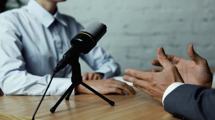 播客采访录音-广播工作室与商人的电台主持人讨论。复制空间