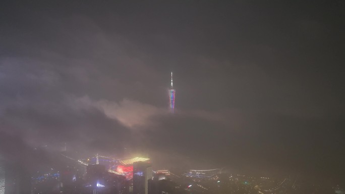 云雾缭绕中的广州塔02