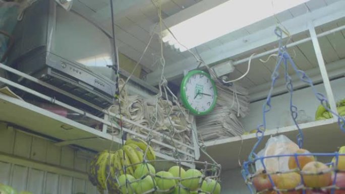 不同的水果挂在市场上，其他水果用时钟堆放在市场上