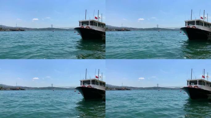 伊斯坦布尔Kurucesme地区博斯普鲁斯海峡停泊的游艇和船只的镜头。垃圾在水里。亚洲方面的观点。