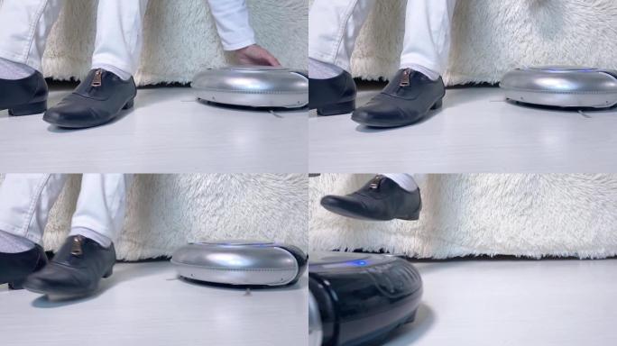 白色木地板上的机器人吸尘器和沙发上的快乐女仆的腿。智能家居概念。